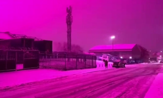 سماء وردية بمدينة بريطانية تثير الرعب بين السكان