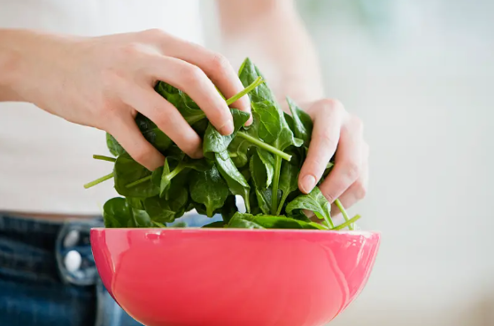 السبانخ المطبوخة أم النيئة ..  أيهما أكثر فائدة للصحة؟