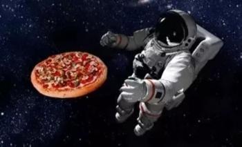 رواد يحضّرون البيتزا في الفضاء