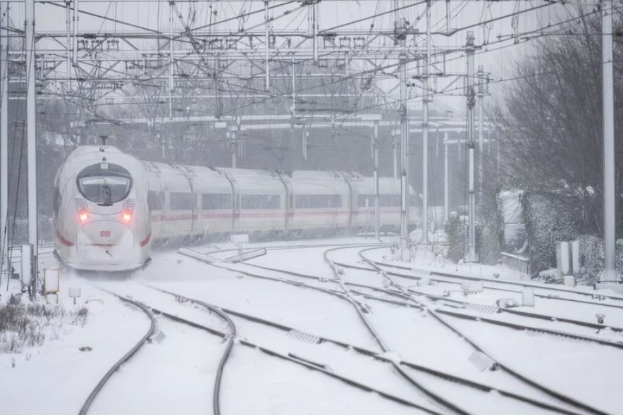 الثلوج تعيق حركة النقل والقطارات في ألمانيا