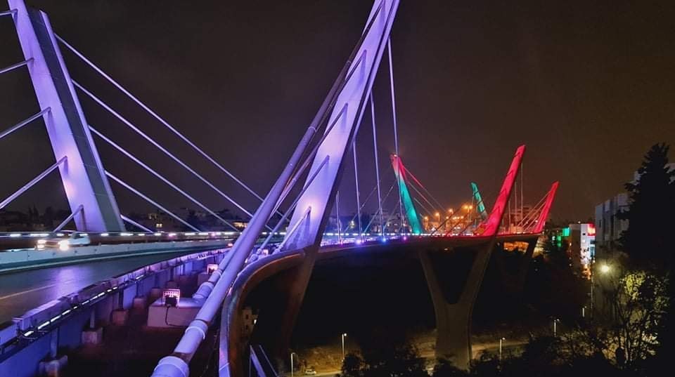 الأمانة تضيء جسر عبدون وأبراج السادس بألوان العلم 