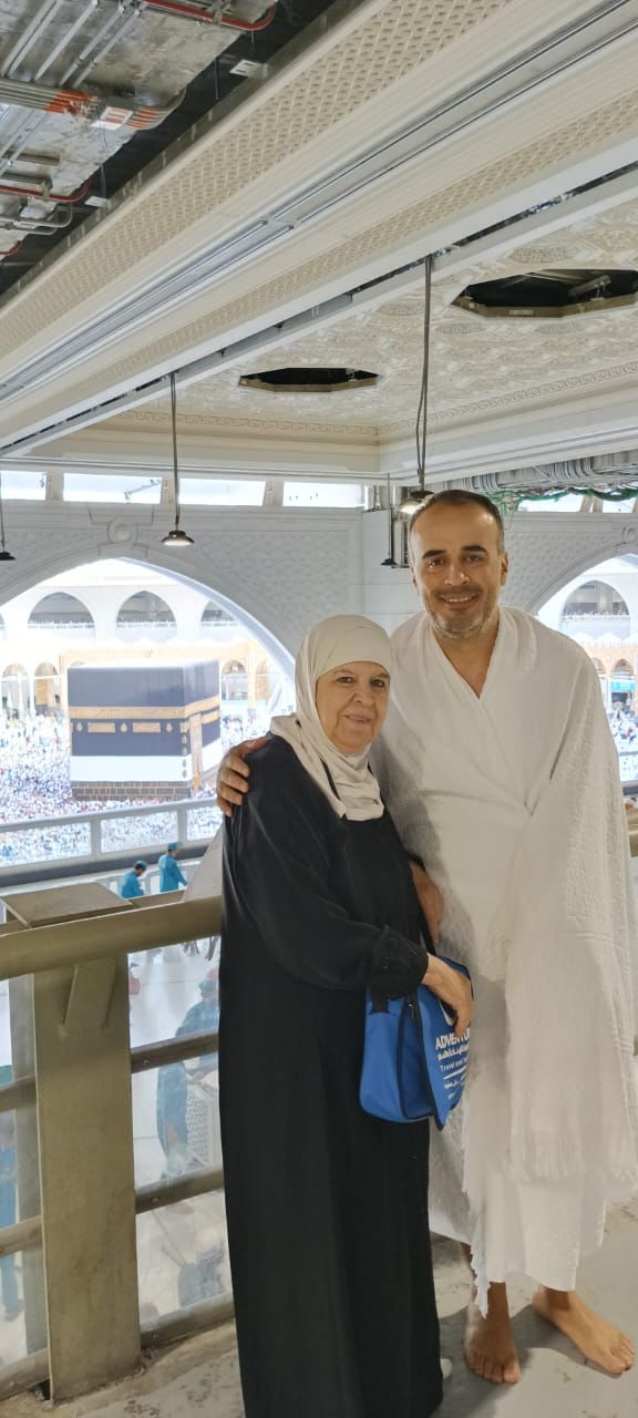 المهندس عماد الدباس يهنئ والدته وأخيه بأداء فريضة الحج
