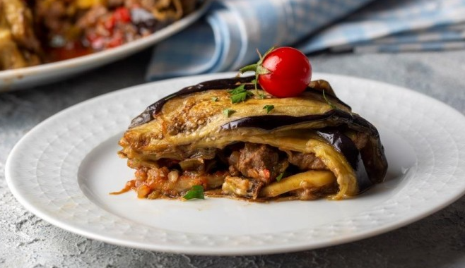 طريقة عمل المسقعة باللحمة المفرومة