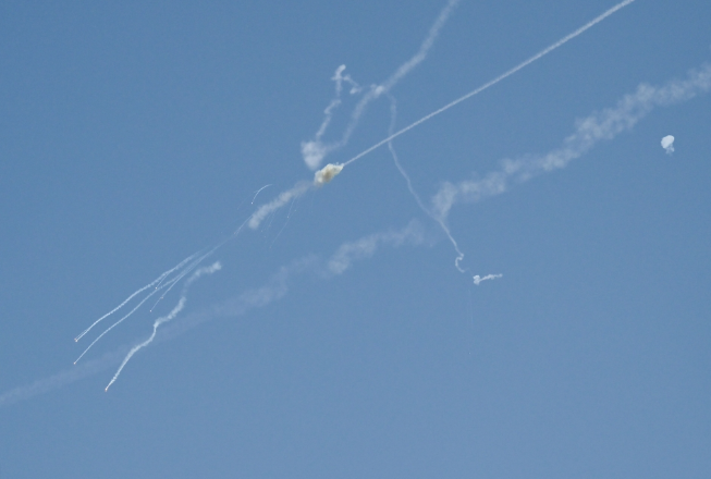 الإمارات: اعتراض ناجح لمسيرات إيرانية بمناطق متفرقة