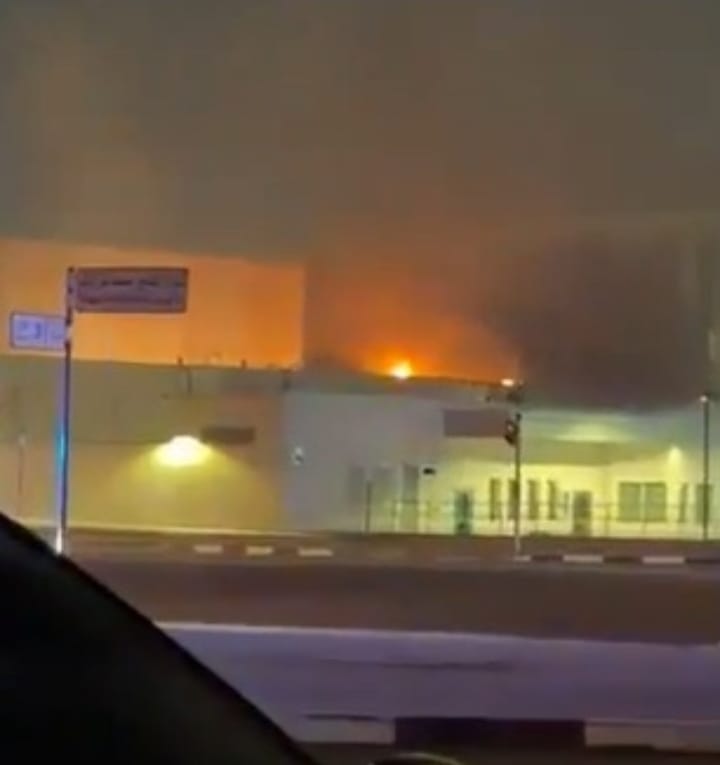 إخماد حريق محدود قرب القنصلية الأمريكية في دبي 