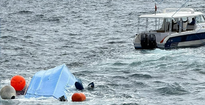 وفاة 3 سياح فرنسيين بغرق قارب قبالة سواحل عمان 