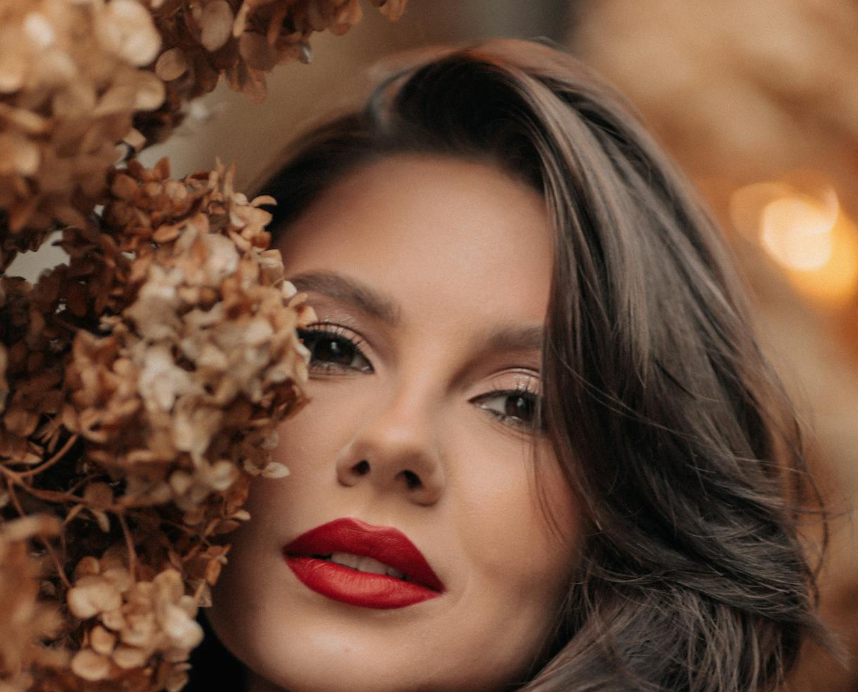 مستحضرات مكياج العيد ..  لإطلالة تنبض بالأنوثة والرومانسية