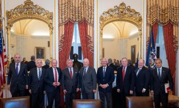 الملك يلتقي رؤساء لجان في الشيوخ الأمريكي 