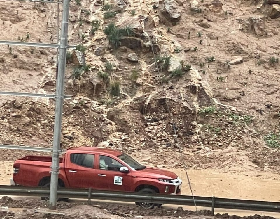 محافظ جرش: إعادة فتح شارع سيل الزرقاء الفرعي بعد إزالة انهيارات