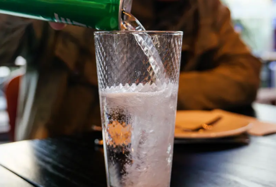 دراسة: المياه الفوارة قد تساعد على التركيز لفترات طويلة