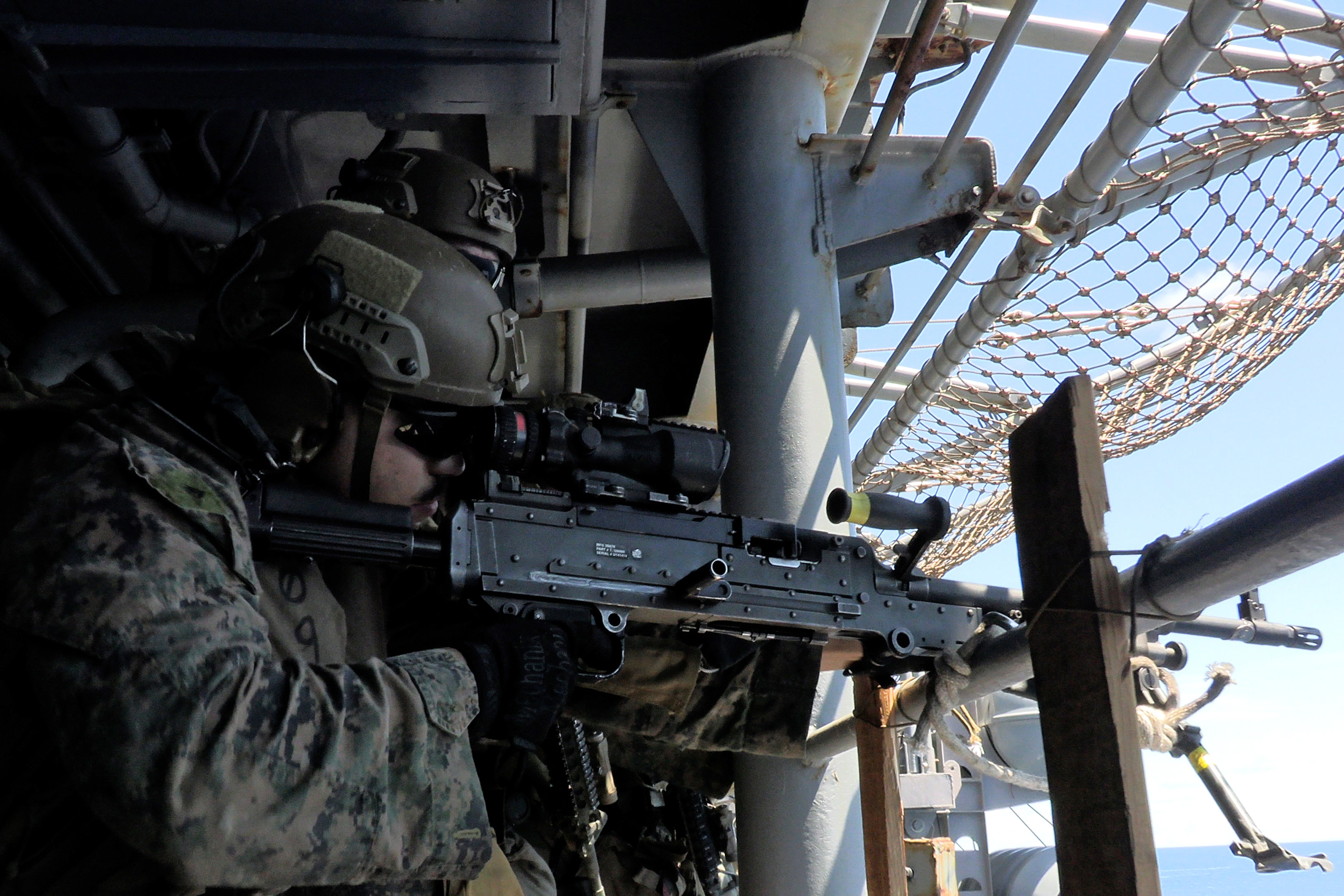 تحمل 3500 بحار ومشاة بحرية ..  السفينة تريبولي تصل المنطقة