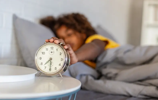 مشكلة كل صباح ..  نصائح تضبط استيقاظ الطفل للمدرسة 