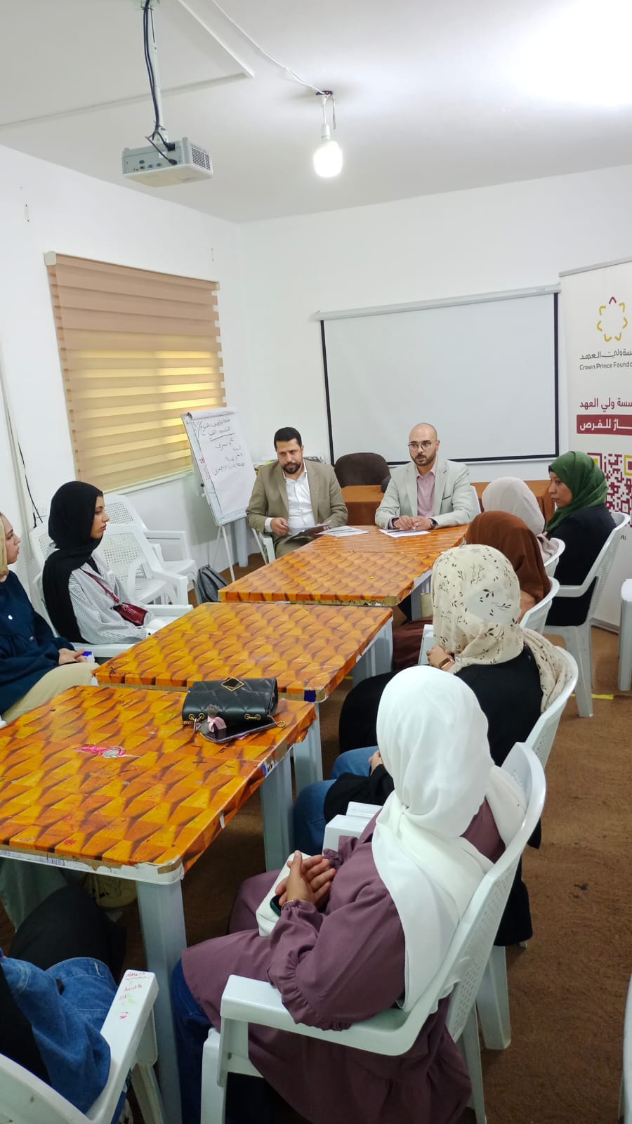 جلسة نقاشية حول الإقتصاد وريادة الأعمال في مركز شابات الطيبة.