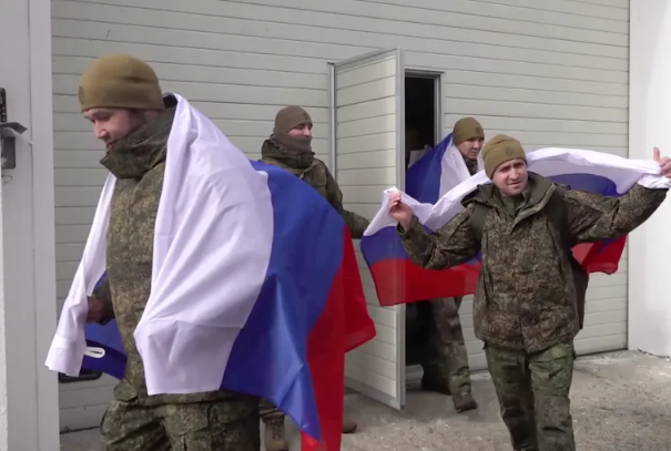 روسيا وأوكرانيا تتبادلان 300 أسير حرب من كل جانب 