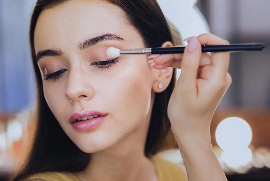 ألوان ظلال العيون المناسبة لربيع 2026: 5 ألوان يجب أن تمتلكيها في هذا الموسم