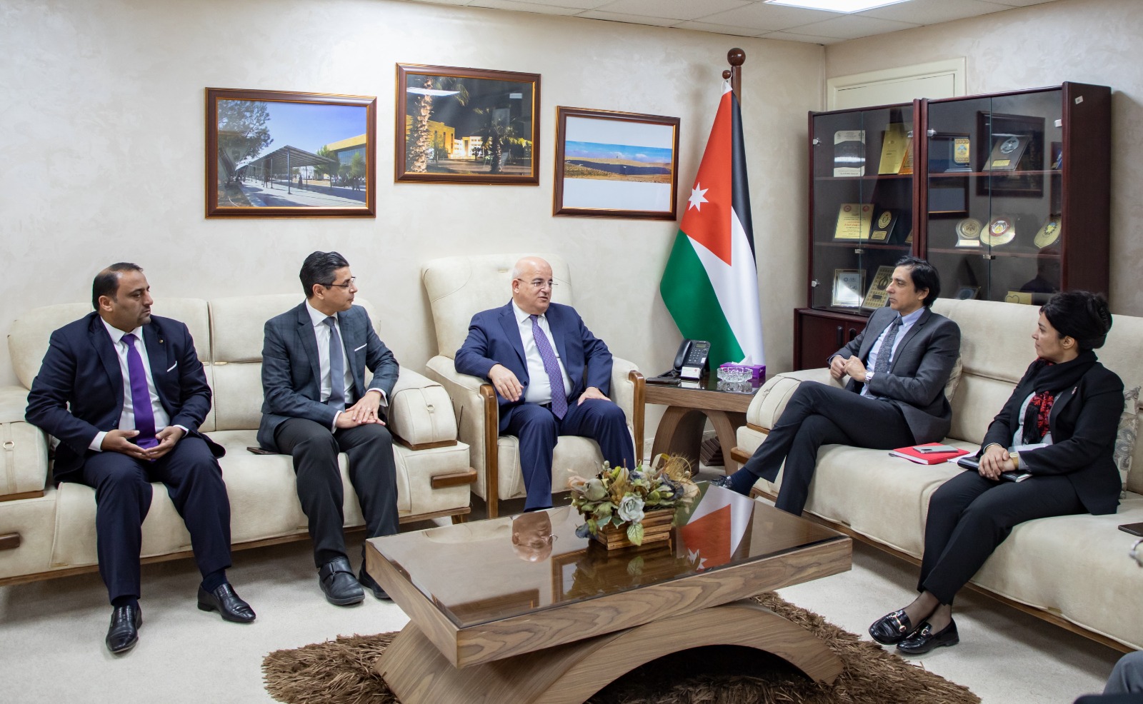 رئيس الهاشمية يلتقي الفريق المنفذ لمشروع التعليم المبكر أساس