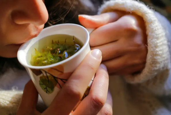 في الطقس البارد ..  5 مشروبات دافئة للحفاظ على ترطيب الجسم