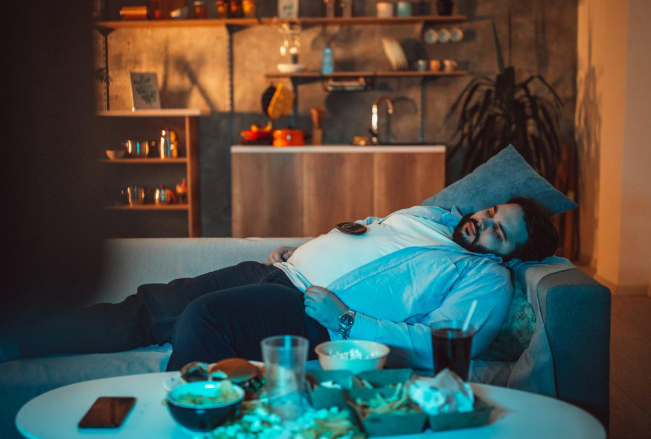 لمن يفضل قضاء العطلات الأسبوعية بالمنزل ..  8 صفات تميزك عن غيرك