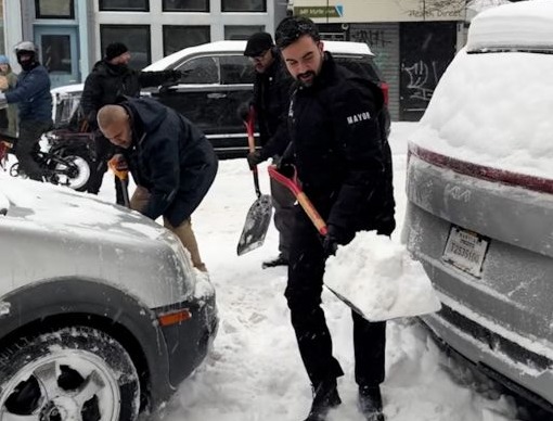 عمدة نيويورك يشارك بإزالة الثلوج