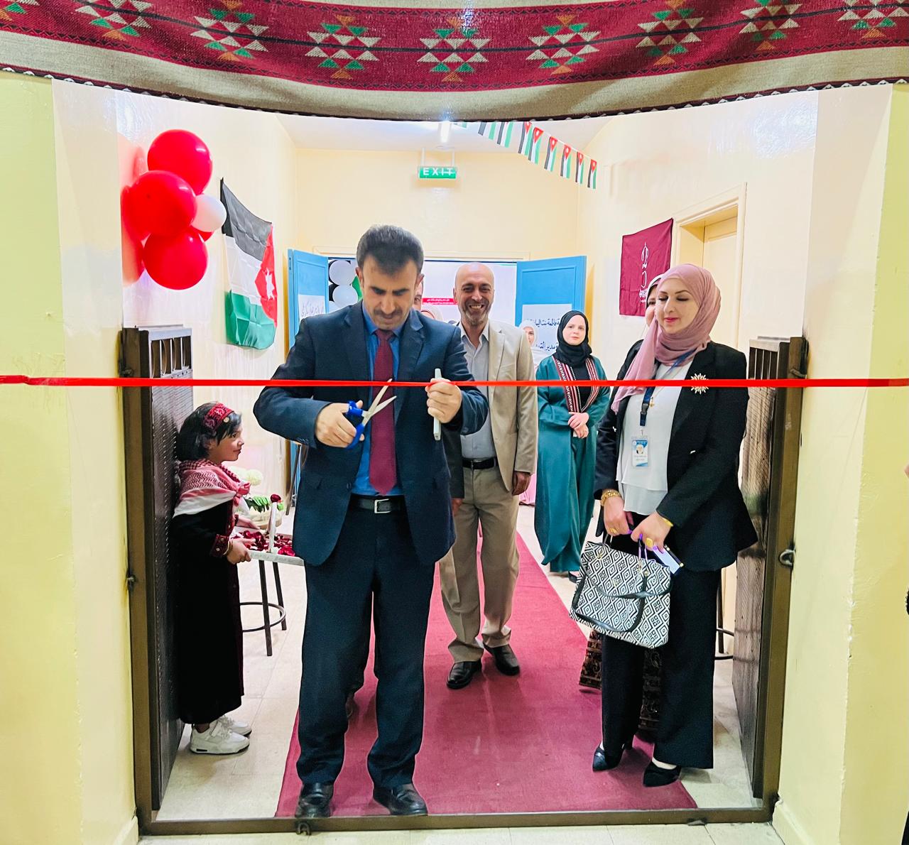 النجادات يفتتح المعرض العلمي التكاملي في مدرسة فاطمة بنت اليمان