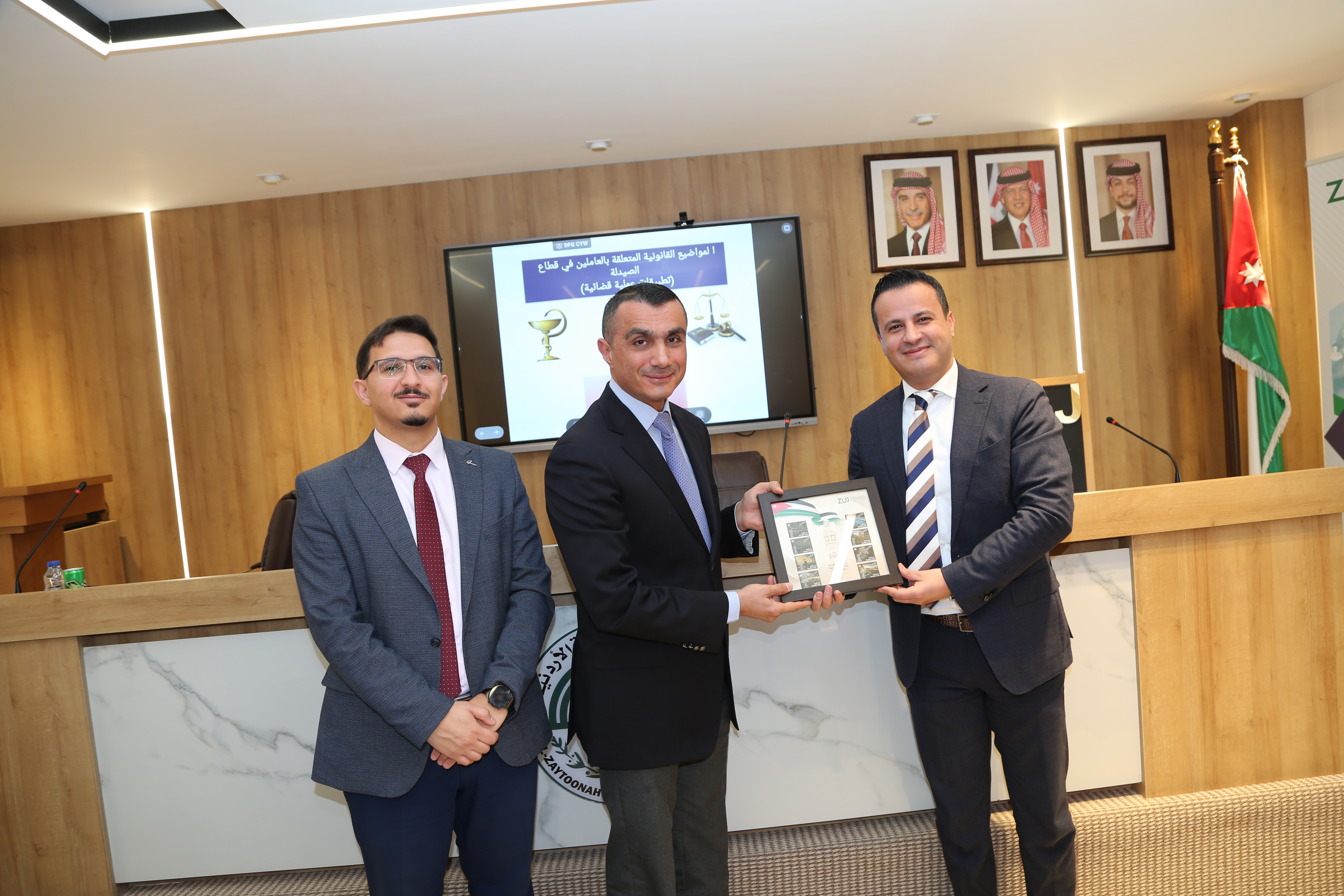 كلية الصيدلة في جامعة الزيتونة الأردنية تنظّم ندوة حول الجوانب القانونية العمالية للعمل في قطاع الصيدلة