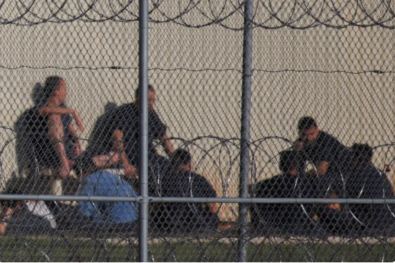 واشنطن بوست: إلغاء مراسم منح الجنسية الأميركية عقاب جماعي