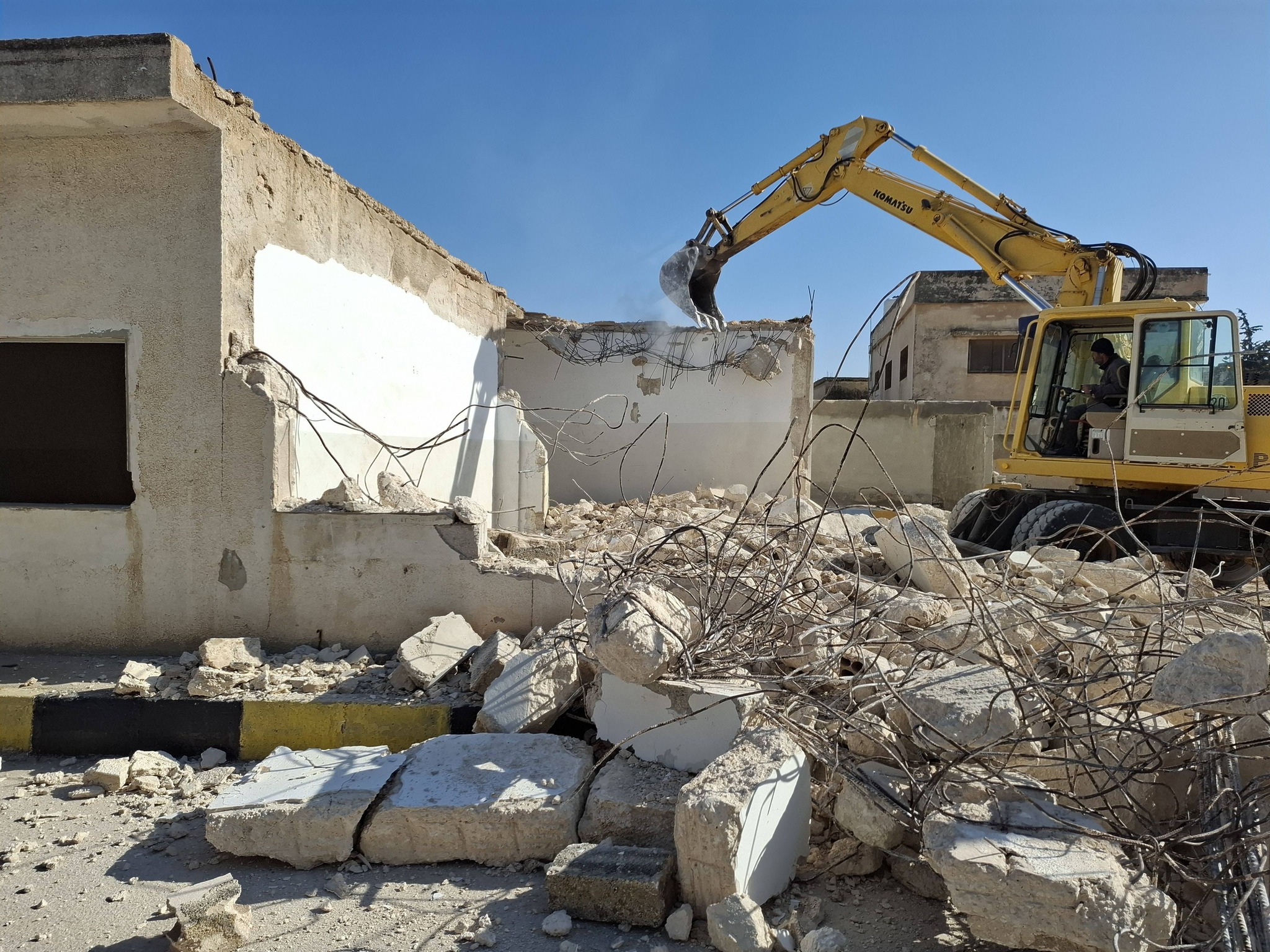 إزالة مبنى بلدية عمراوة القديم الآيل للسقوط