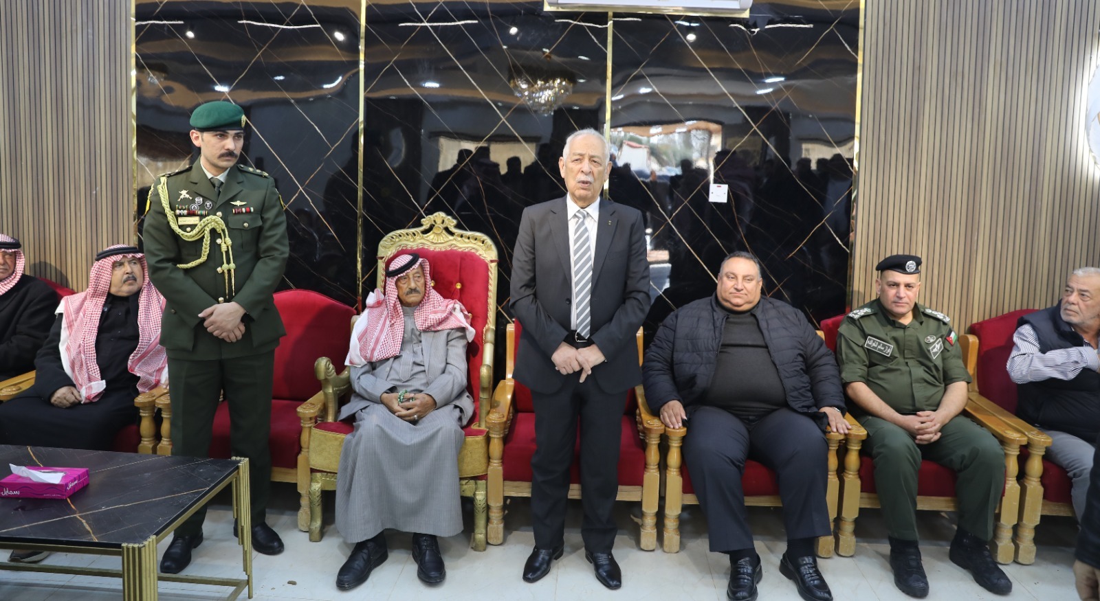 مندوبا عن الملك وولي العهد ..  العيسوي يعزي عشيرتي الفواز والمطالقة والشقران