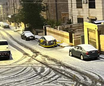 الثلوج تعيق وصول أردنيين إلى مواقع عملهم ويعودون لبيوتهم