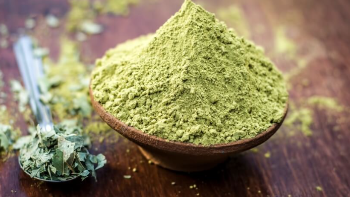 أفضل 9 فوائد للحنة لصحة الشعر وفروة الرأس ..  البديل الأقوى للصبغات الكيميائية