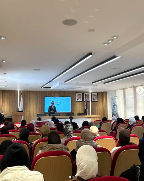 كلية الصيدلة في جامعة الزيتونة الأردنية تنظم محاضرة علمية حول تحضير الكبسولات الدوائية 