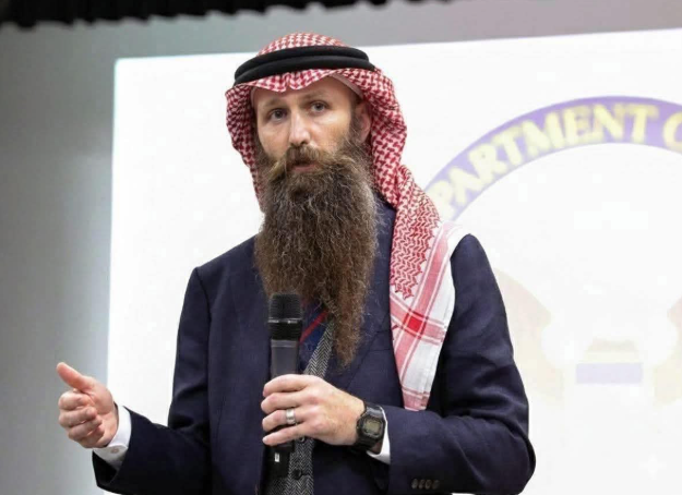 الضمور عن استقبال السفير الأمريكي: زيارة تخالف التقاليد العشائرية والسياسية 