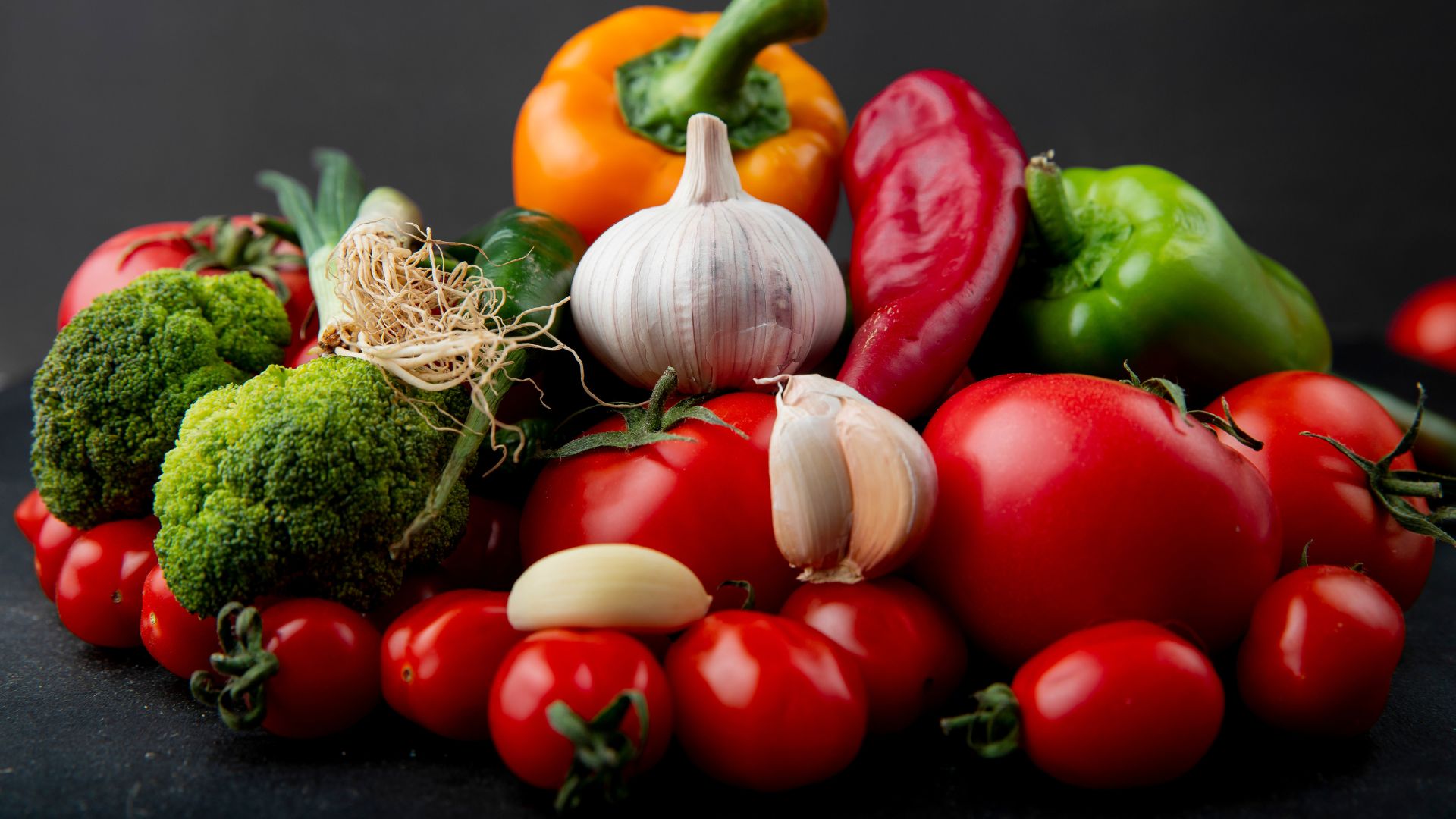 أسعار الخضار والفواكه في السوق المركزي الإثنين 