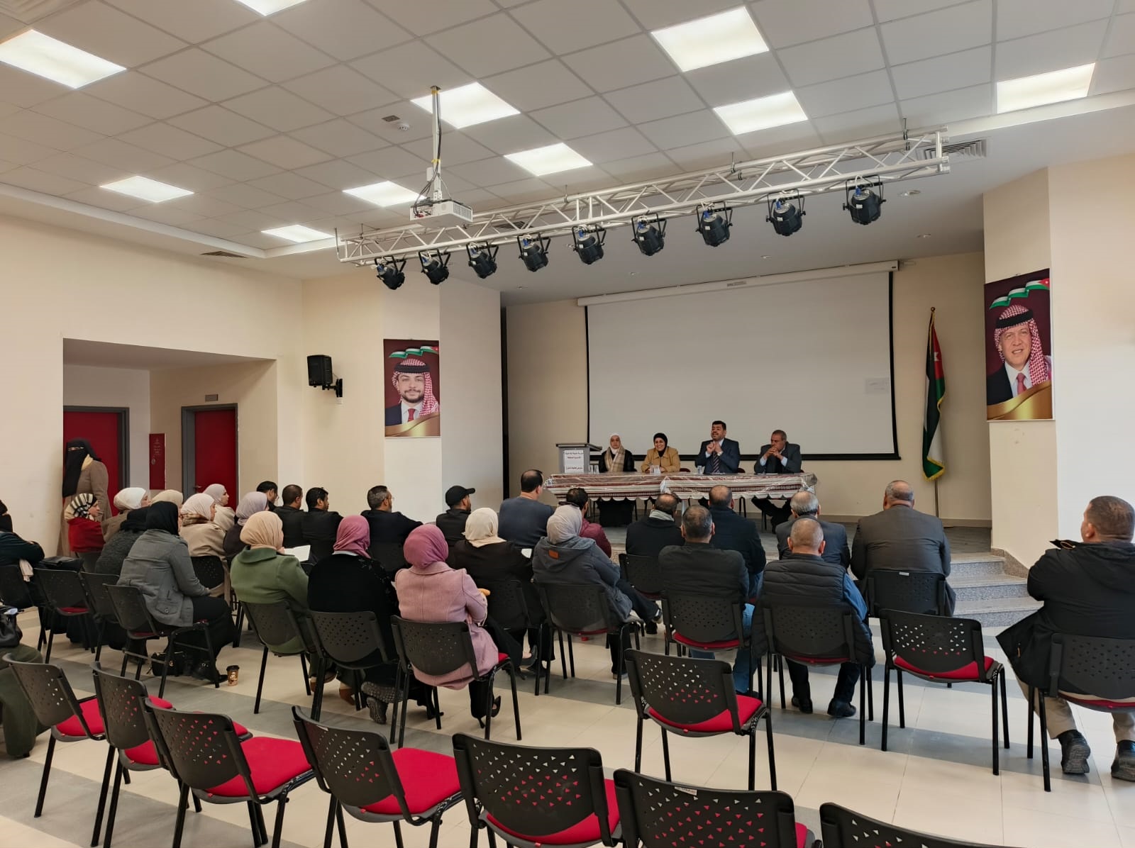 العدوان تترأس اجتماعاً لمديري المدارس في تربية الشونة الجنوبية 