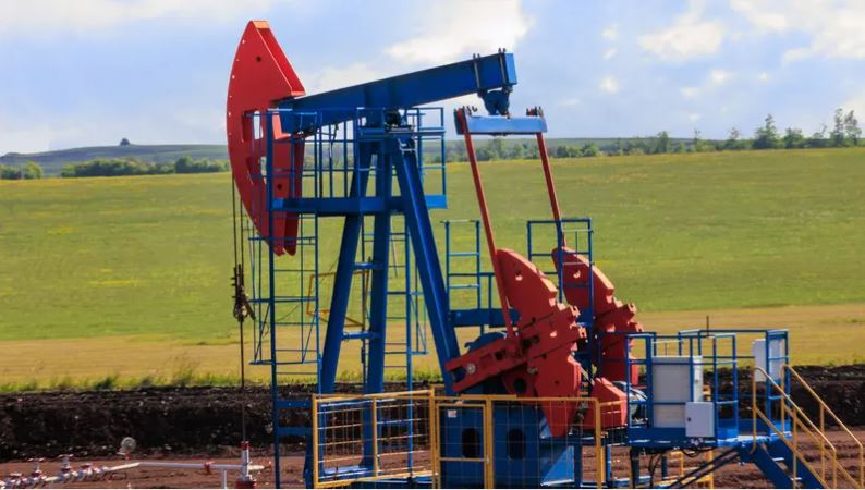 قفزة قوية لأسعار النفط خلال أسبوع ..  وبرنت يخترق حاجز 71 دولاراً