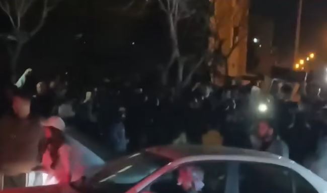 الشارع الإيراني يشتعل فرحا بإعلان مقتل خامنئي (فيديو)