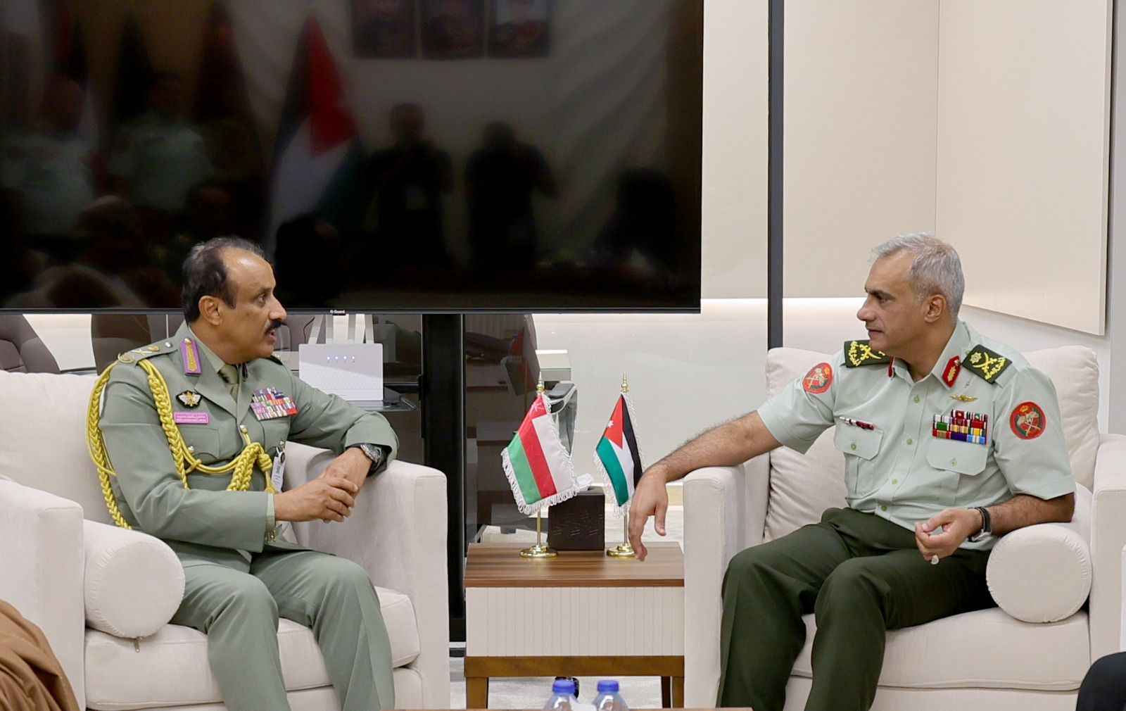 رئيس هيئة الأركان يلتقي عدداً من الوفود العسكرية على هامش معرض سوفكس 2026