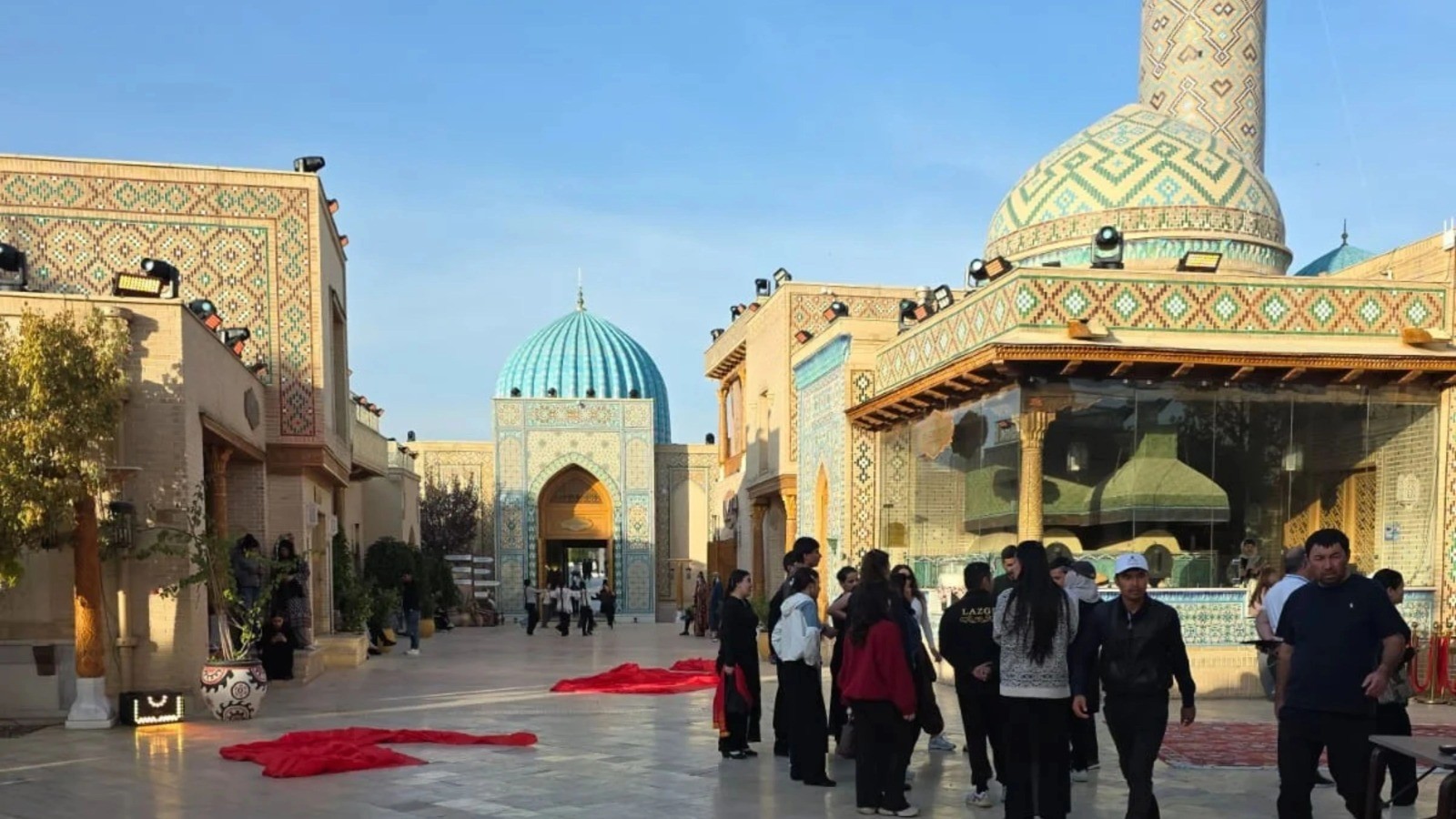 المدينة الخالدة في سمرقند تجمع العمارة التراثية والحرف التقليدية