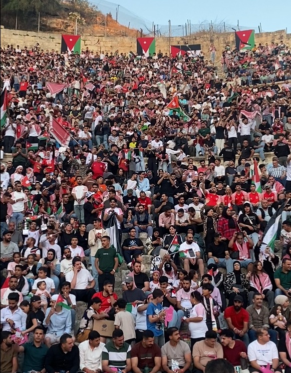 الجماهير الأردنية تتوافد لأماكن عرض مباراة النشامى