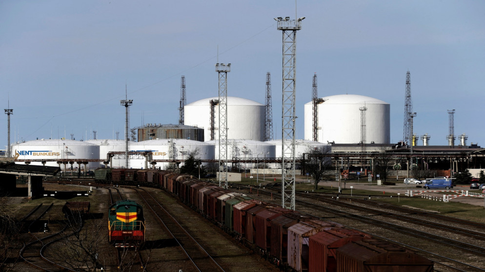 النفط يهبط 13% بعد تأجيل ترامب قصف البنية التحتية للطاقة الإيرانية