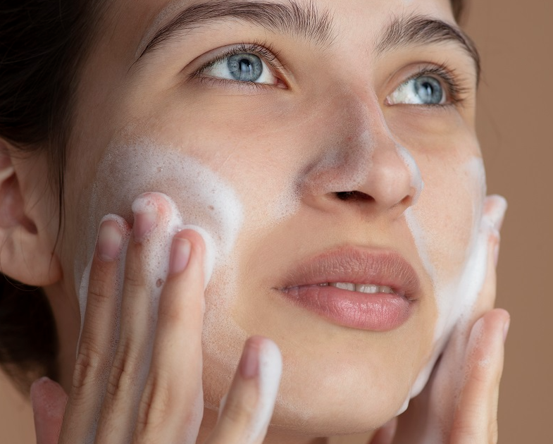 غسول طبيعي لجميع أنواع البشرة ..  بشرة نظيفة بمكونات لطيفة