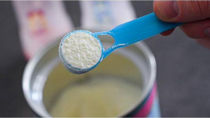 الغذاء والدواء تسحب احترازيًا تشغيلات حليب وتدعو لإعادتها فورًا