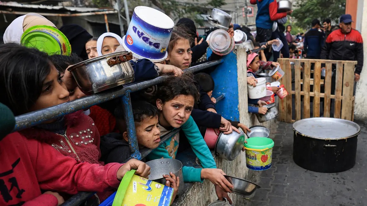 الجوع يتفاقم في غزة ..  والتكايا عاجزة أمام حاجة النازحين