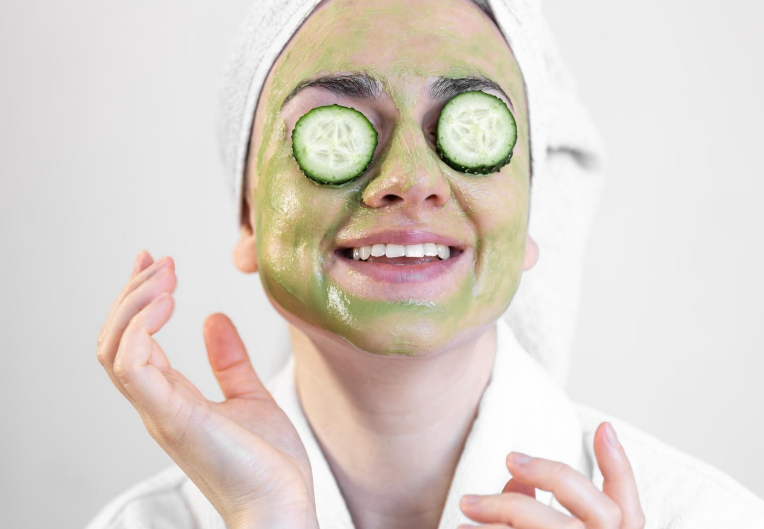 روتين العناية بالبشرة الحساسة في فصل الربيع لبشرة هادئة ومشرقة 