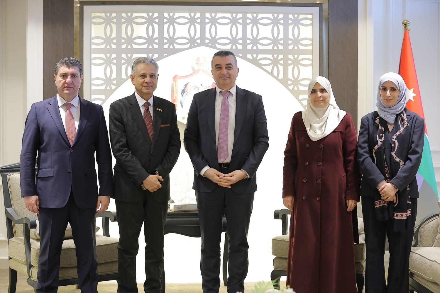 الخارجية النيابية تلتقي السفير اليمني لدى المملكة