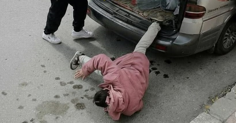 المدعي العام يوقف سائق حافلة ألقى طفلته أرضا 7 أيام