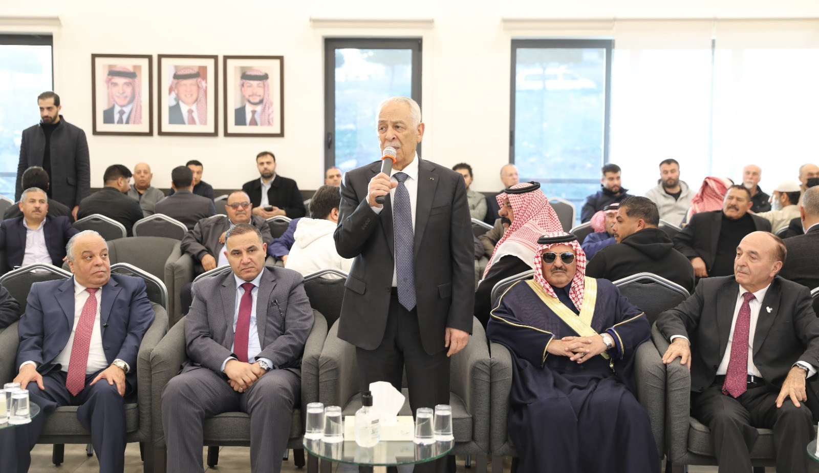 مندوباً عن الملك وولي العهد ..  العيسوي يعزي عشيرة النهار