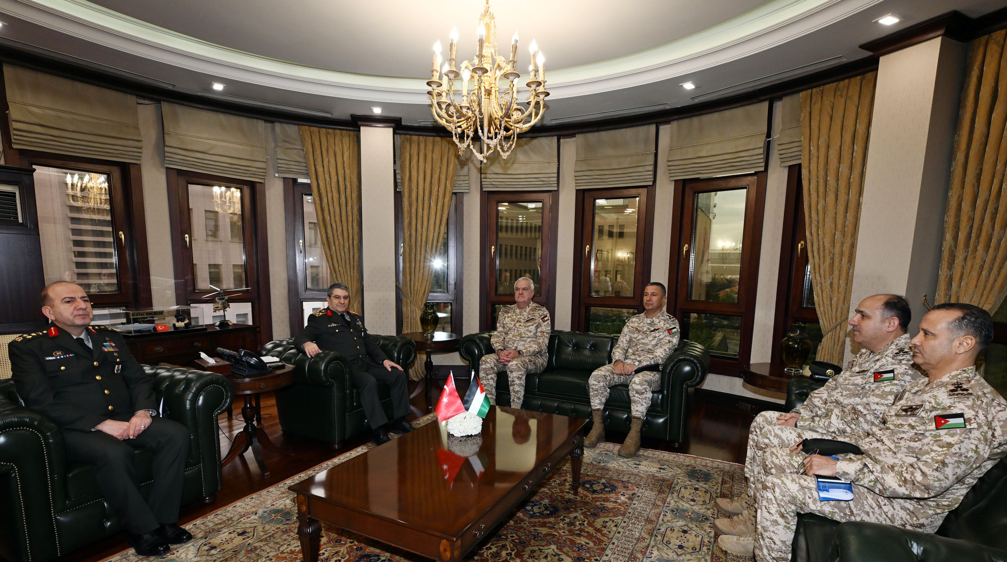 الحنيطي يلتقي رئيس الأركان التركي ووزير الدفاع ويزور شركة أسيلسان