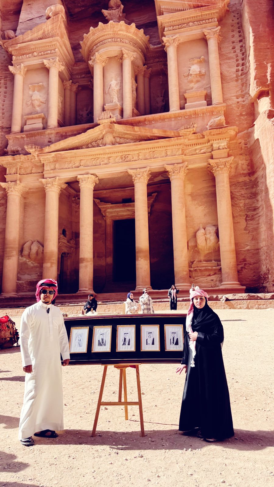 من قلب البترا الوردية ..  لوحة وفاء تُهدى للملك في عيد ميلاده بريشة طلال وثريا