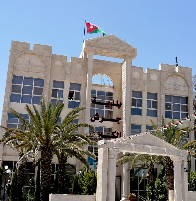 طوارئ خدمات جرش تزيل الأتربة وتتعامل مع ارتفاع منسوب المياه